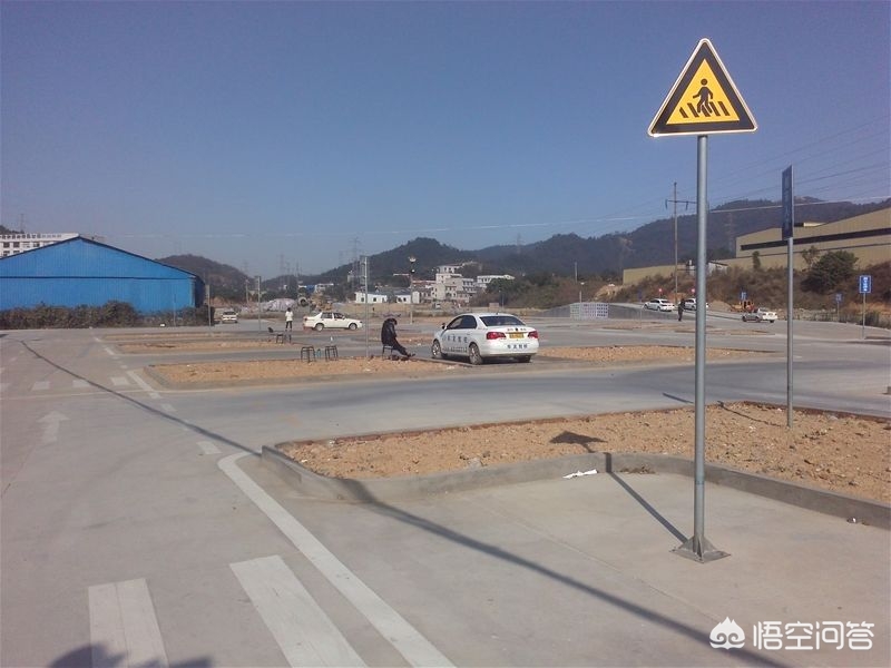 科二考试遇到陡坡怎么办,科二上坡大于三十公分怎么修正