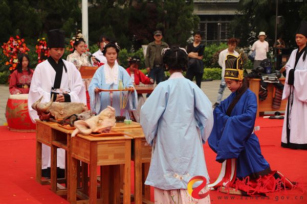 师生徒步祭奠英烈国花学校,荷塘区流芳园