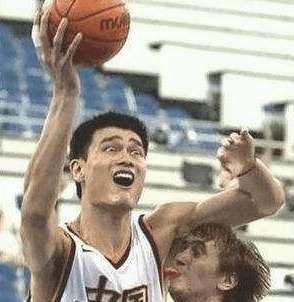 nba球员展示姚明的照片,nba姚明经典名场面照片