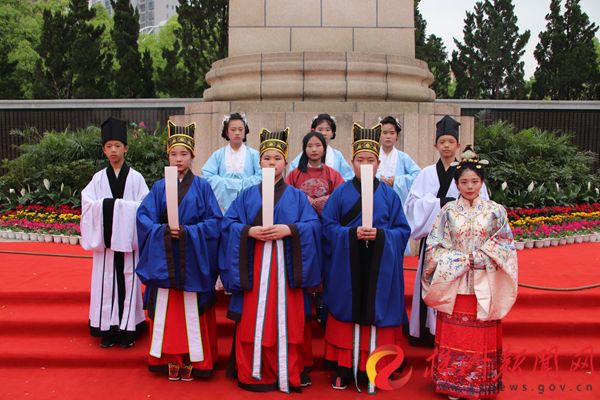 师生徒步祭奠英烈国花学校,荷塘区流芳园
