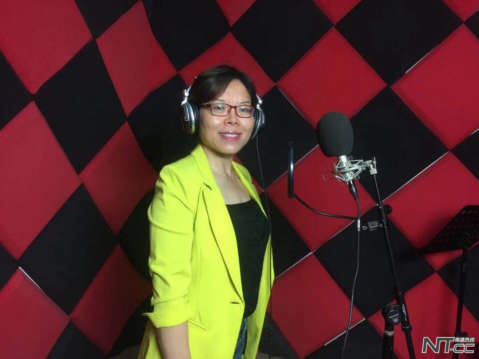 她用深情的吟诵，为“帕友”开启生命的另一扇窗