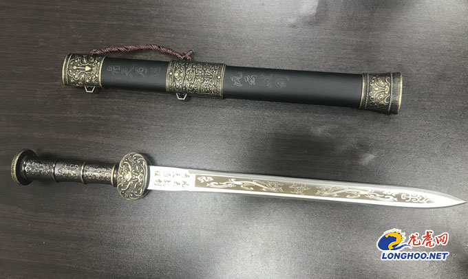 风云战剑,男子携带管制刀具乘车被拘留