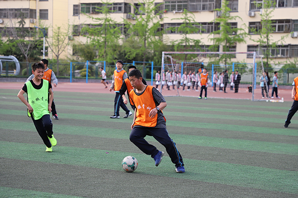 秀出绚丽舞姿点亮绿茵梦想——临沂九中举行啦啦*比操**赛暨“强晟”杯校园足球联赛开幕式