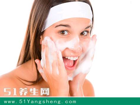 夏天男生脸上出油,夏天脸上出油用什么护肤品