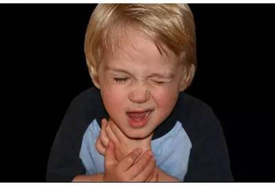 食物卡住气管的正确救治方法,宝宝吃东西卡住的急救方法