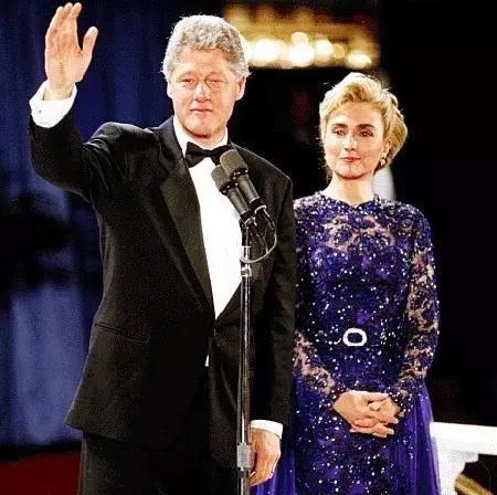 希拉里穿黄色衣服,希拉里黑色西装