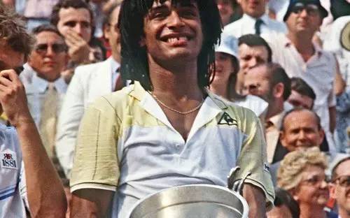 界外球接球晃了塔利斯卡,界外球跑到前场