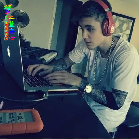 贾斯汀比伯戴头戴式耳机,比伯戴beats耳机