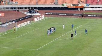 向裁判吐口水红牌,向裁判吐口水的足球运动员是谁