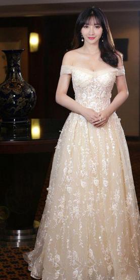 白玉兰奖颁奖典礼赵丽颖内场礼服,白玉兰奖颁奖典礼赵丽颖红毯照片