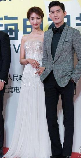 白玉兰奖颁奖典礼赵丽颖内场礼服,白玉兰奖颁奖典礼赵丽颖红毯照片