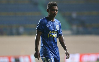 向裁判吐口水红牌,向裁判吐口水的足球运动员是谁