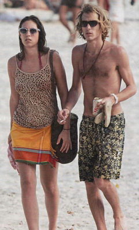 他被称世界最迷人王子，生孩在前，结婚在后，妻子家160亿美金