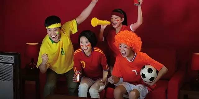 足球正确看球姿势,足球来的时候如何完美转身