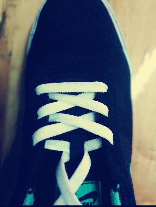 鞋舌一体不跟脚怎么办,鞋舌一只歪一只不歪质量问题吗