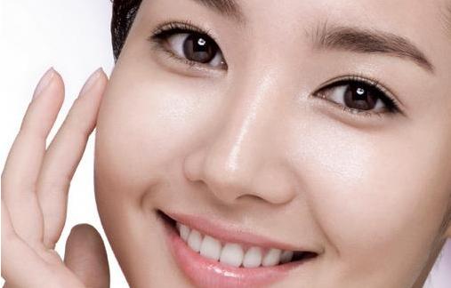 眼角长黄褐斑怎么治疗,十岁女孩眼角长雀斑是怎么回事