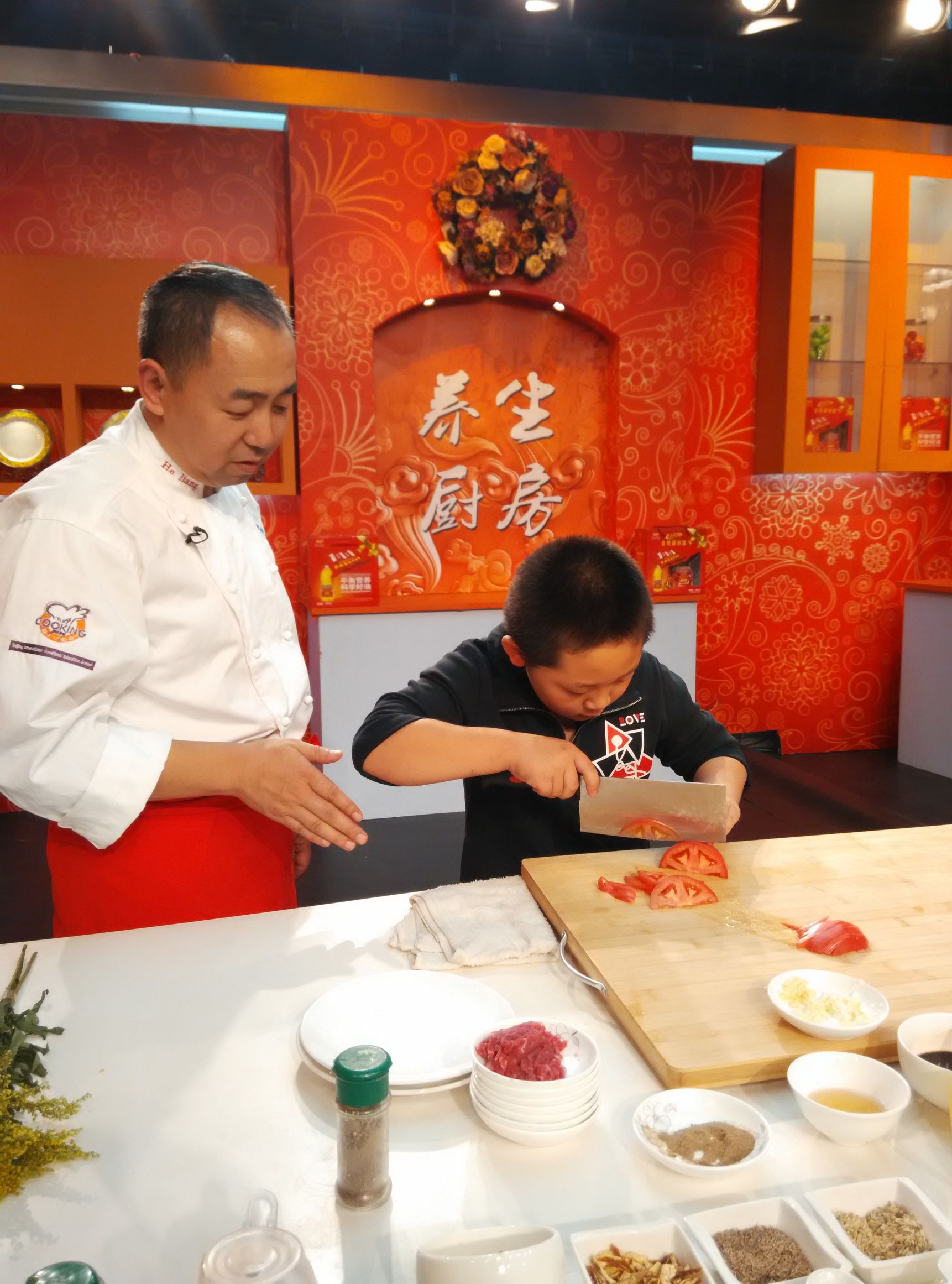 小小厨师成长记300字作文,新学员学厨师切菜教学