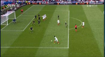 莱万抢点破门拜仁1-0领先,莱万抢点巧射破门拜仁1-0领先