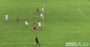 对手卧草+退场深圳队员却用故意踢飞点球展示风尚