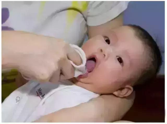 婴幼儿保护牙齿的十个小常识,婴儿牙齿护理十大禁忌