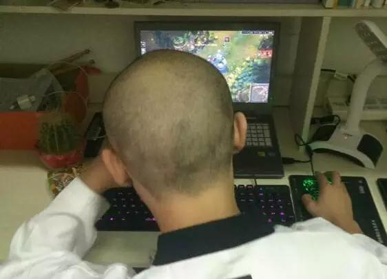 开学没几天我就发现我的奇葩室友,放假了开始想舍友