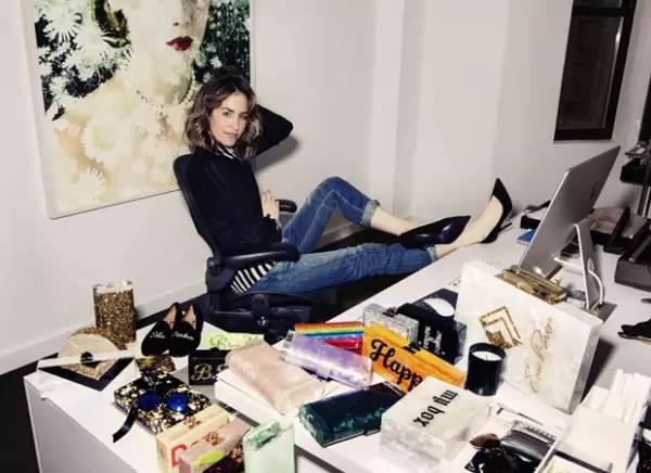 公司年会礼服鞋子怎么搭配,年会晚宴着装要求通知