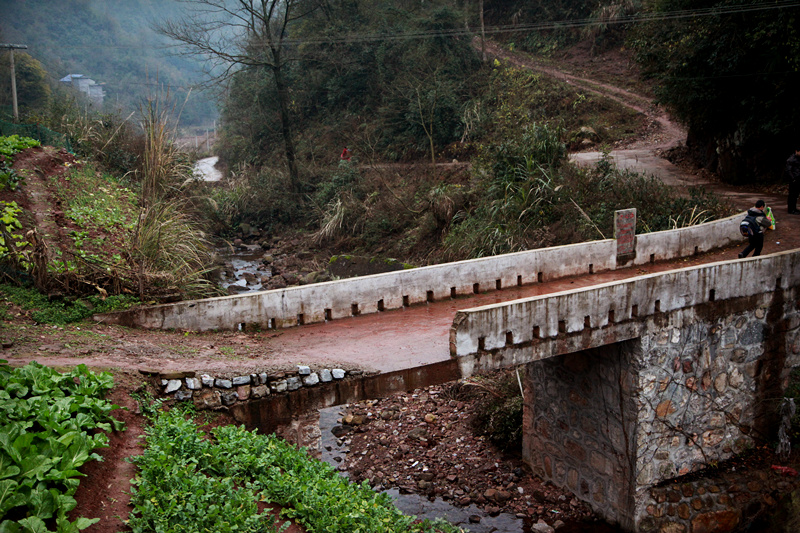 山巅教学点：一对父子60载坚守