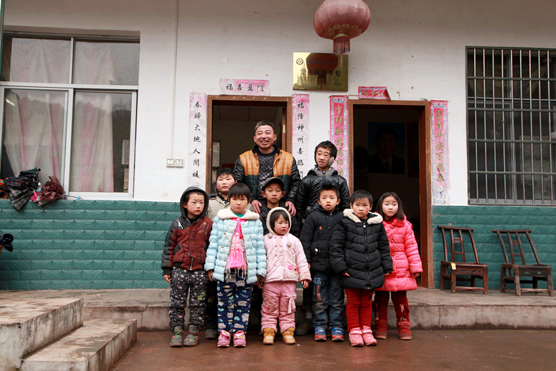 山巅教学点：一对父子60载坚守