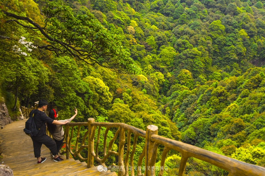 云顶景区瀑布,云顶山峡谷七彩瀑布