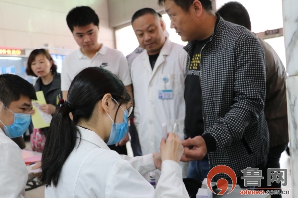 菏泽市立医院举行“远离痛风，关爱健康”高尿酸血症日义诊与健康教育活动