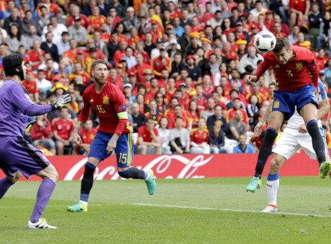 足球怎么破铁桶阵教学,西班牙该如何破铁桶阵