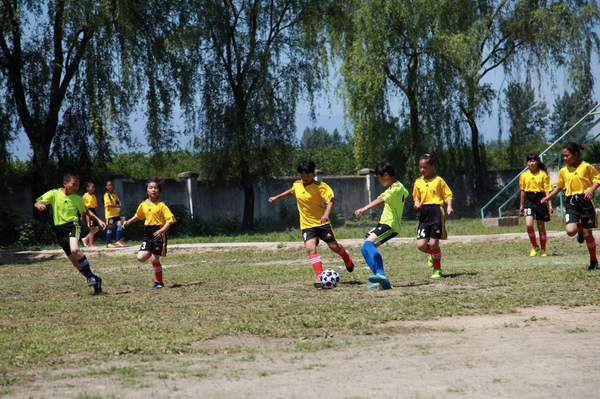 爱心企业捐赠物资圆孩子们足球梦