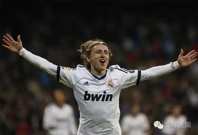 绝对巨星齐达内完整版,天下足球绝对巨星莫德里奇