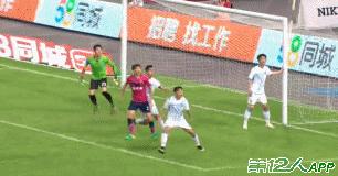 对手卧草+退场深圳队员却用故意踢飞点球展示风尚