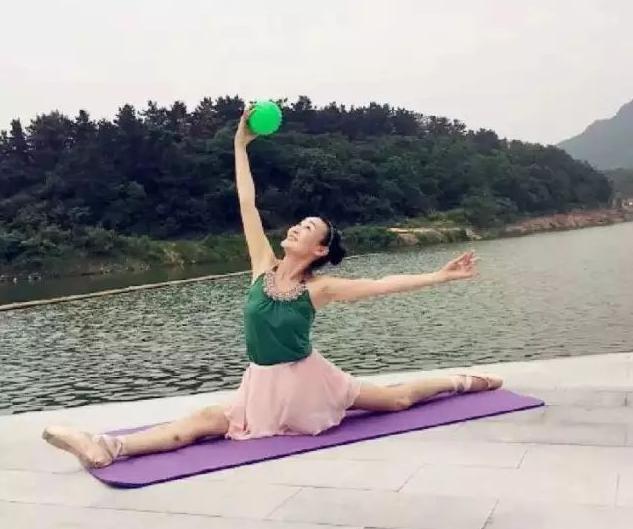 60岁阿姨像20岁少女,60岁阿姨看起来像20多岁的女人