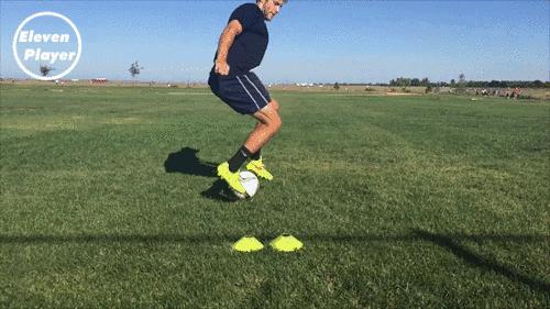 足球技巧8种过人教学,足球左扣右拨变向运球过人