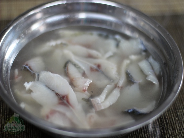 生鱼切鱼片的正确方法和技巧,怎么处理鱼片才嫩滑