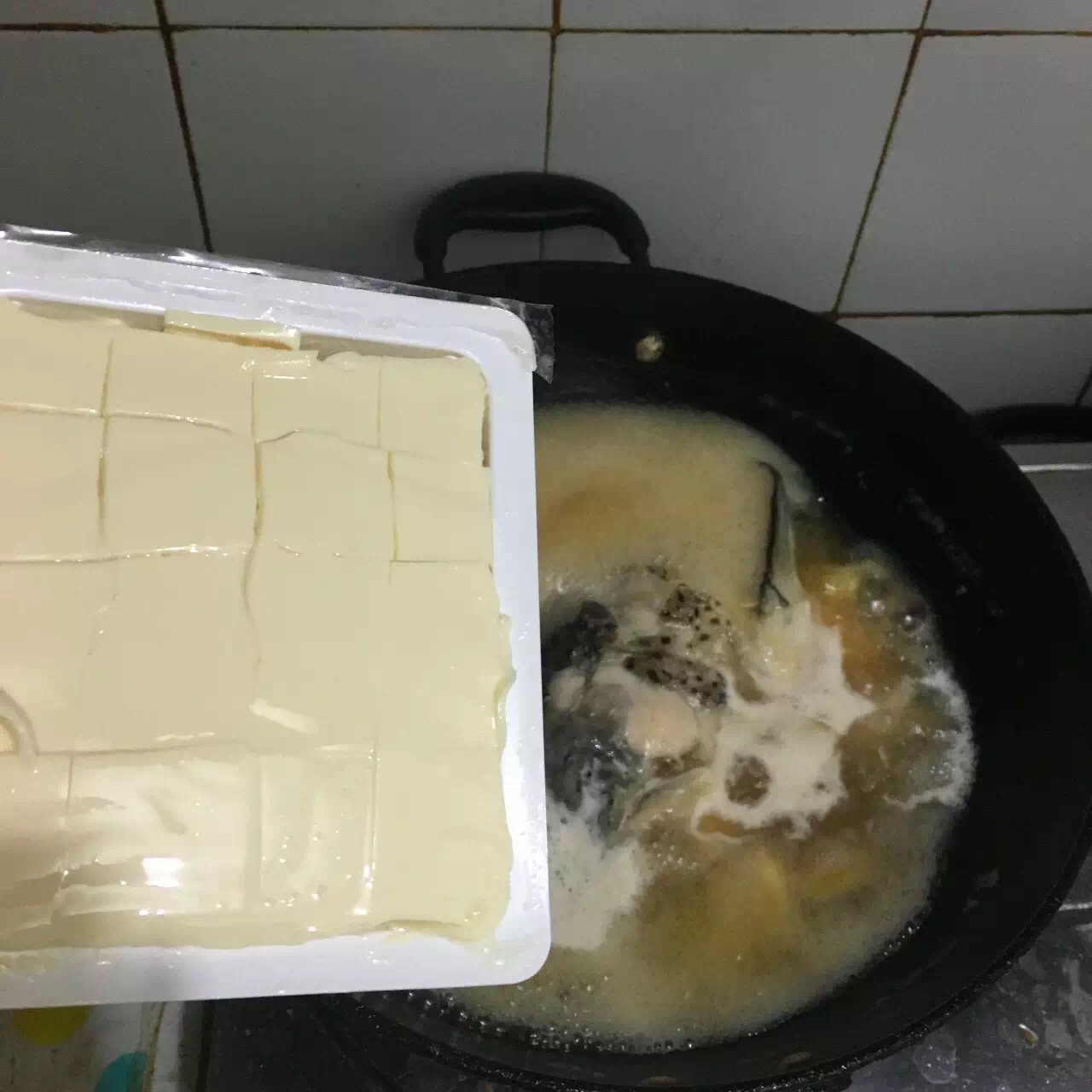正宗三文鱼头豆腐汤怎么炖,辣三文鱼头豆腐汤