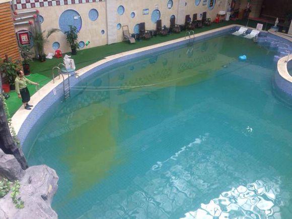 游泳池游泳被传染,游泳女孩感染