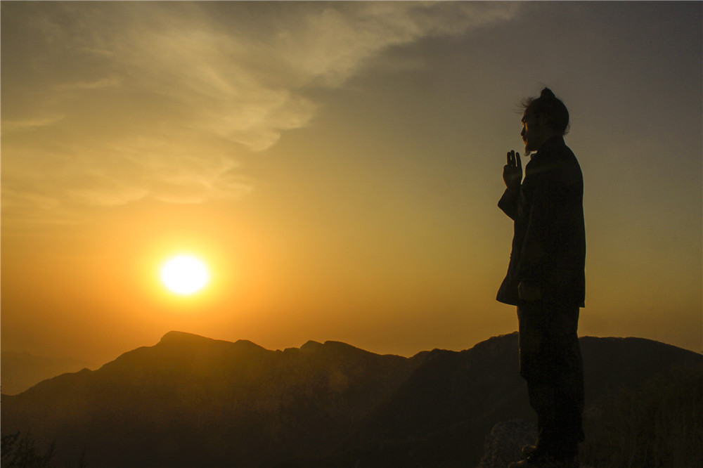 80后小伙隐居嵩山最高峰8年，怎么做到的？｜豫记