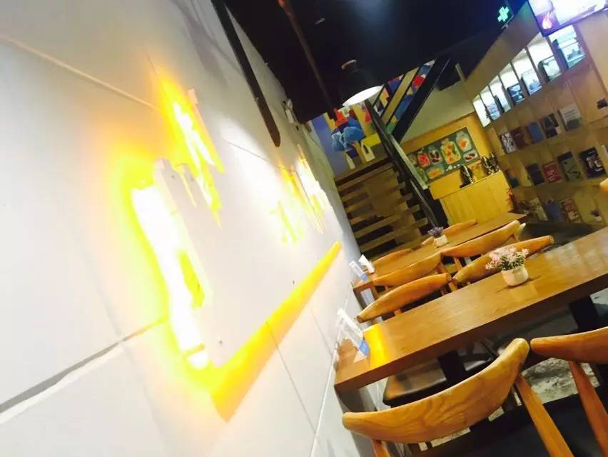 团长探店这是欧巴代言的炸鸡店！你们都不要拦我！我必须要去