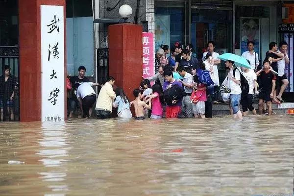 海绵宝宝跟人大战,海绵宝宝海滩打架
