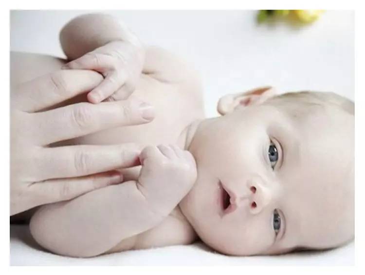 如果有人晕倒了该怎么办,宝宝晕倒就医视频