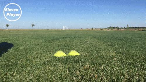 足球技巧8种过人教学,足球左扣右拨变向运球过人