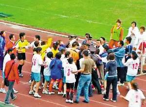 中国足球场打架,中国足球史上十大反击