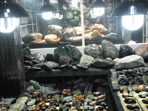 新疆和田玉器华凌批发市场,和田大型玉石店