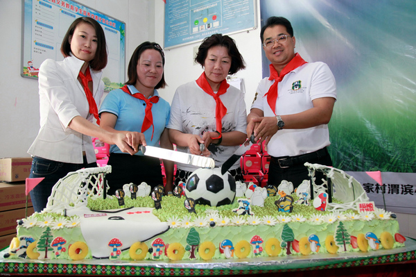 爱心企业捐赠物资圆孩子们足球梦