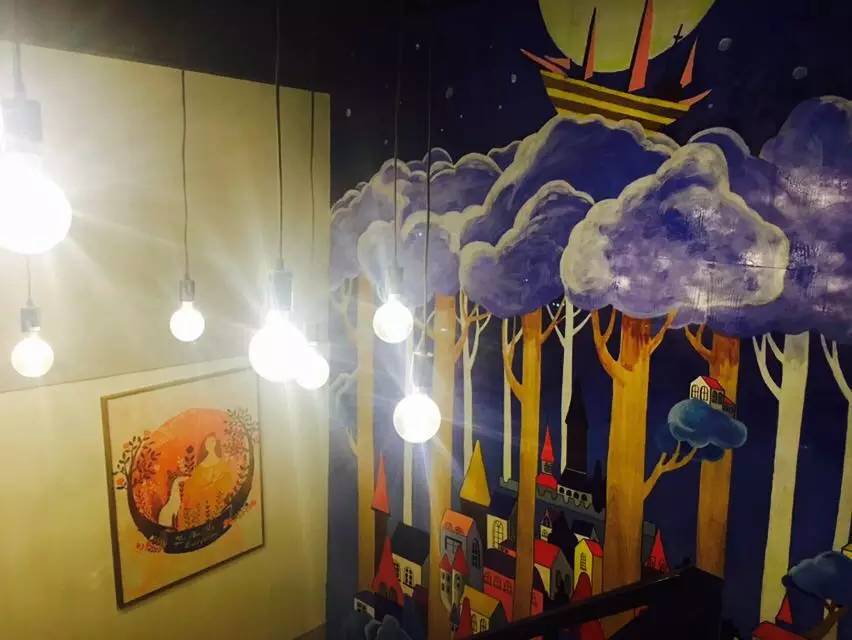 团长探店这是欧巴代言的炸鸡店！你们都不要拦我！我必须要去