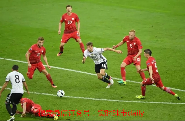 莱万抢点破门拜仁1-0领先,莱万抢点巧射破门拜仁1-0领先