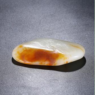 金皮白玉籽料视频,和田玉籽料青白色手把件精品价格